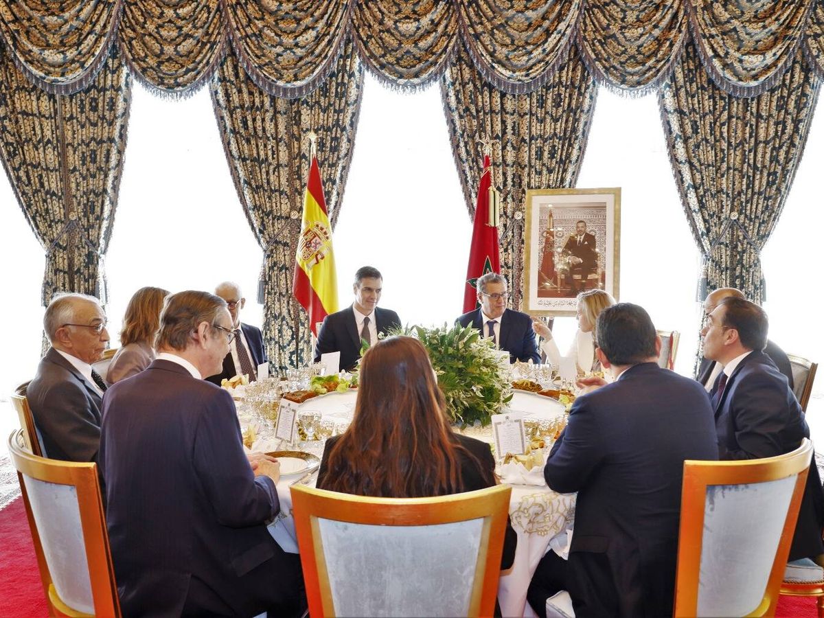 Foto: Almuerzo entre las delegaciones de España y Marruecos, presidido por un retrato del rey Mohamed VI. (MAP) 