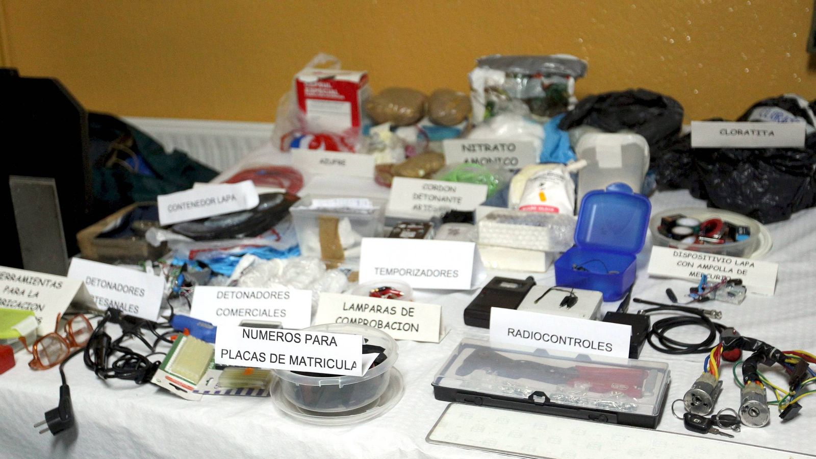 Foto: Material incautado por la Guardia Civil a un comando 'legal' de ETA. (EFE)