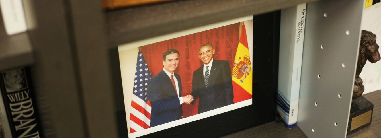 Una foto de Pedro Sánchez con el expresidente americano Barack Obama decora el despacho del líder del PSOE. (Enrique Villarino)