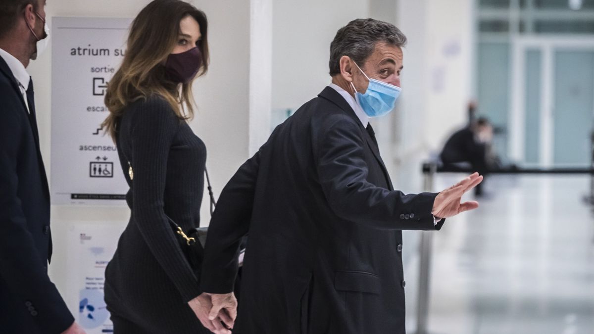 Carla Bruni: de negro, discreta y perfil bajo en el juicio de Nicolas Sarkozy