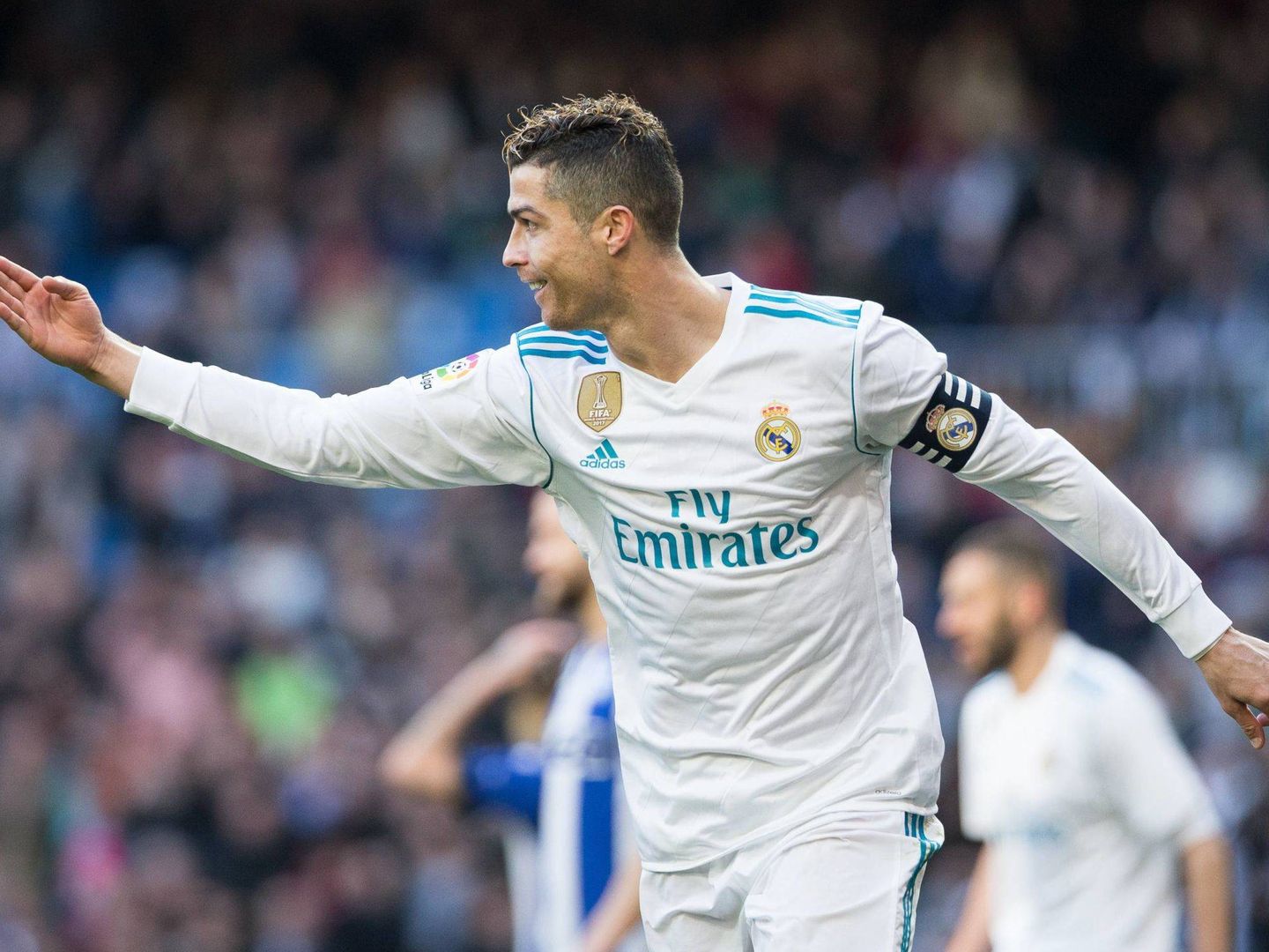 Cristiano agradece a Benzema su gran asistencia en el primer gol. (Cordon Press)