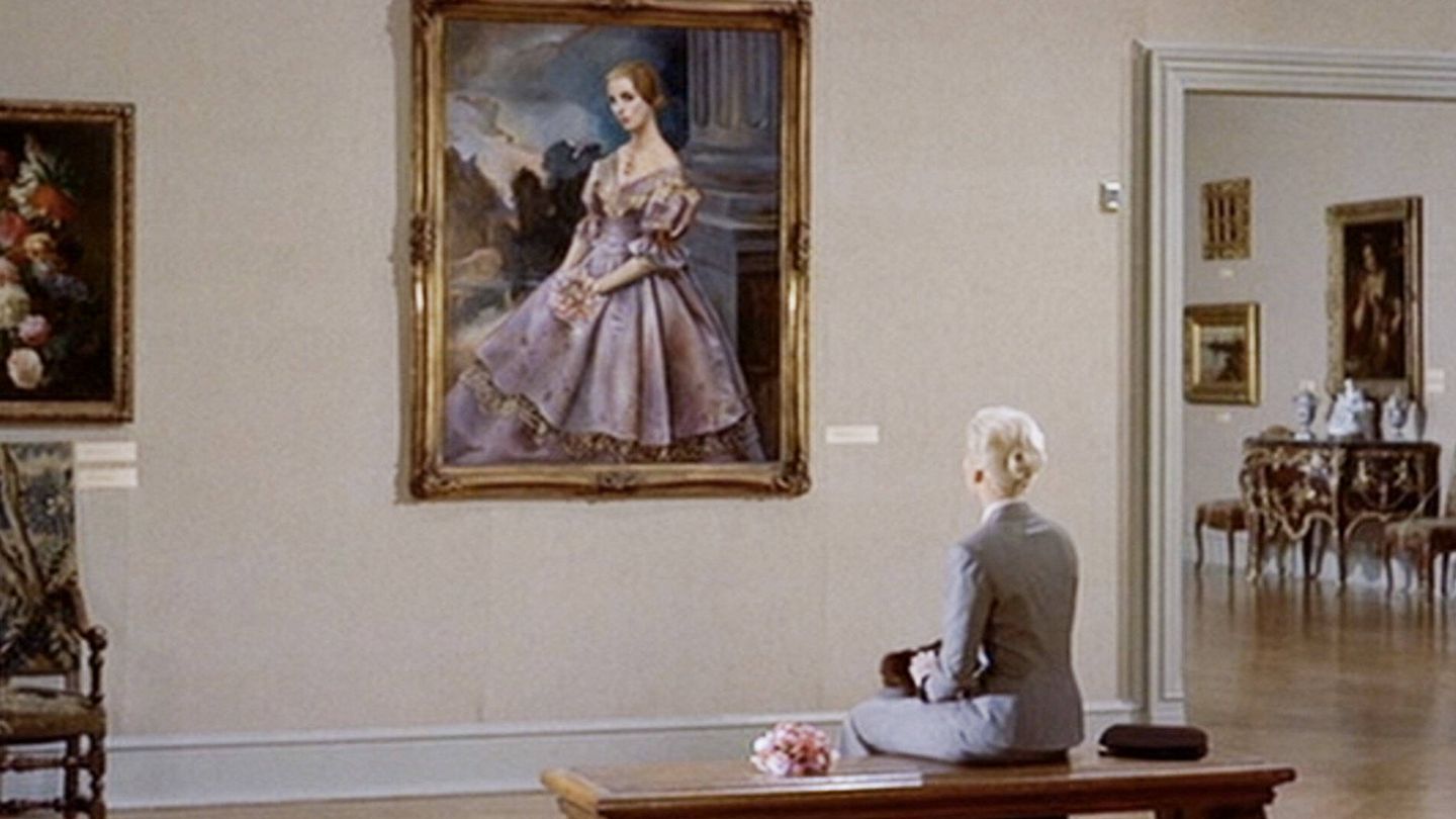 Novak, observando el retrato de Carlota. (Universal)