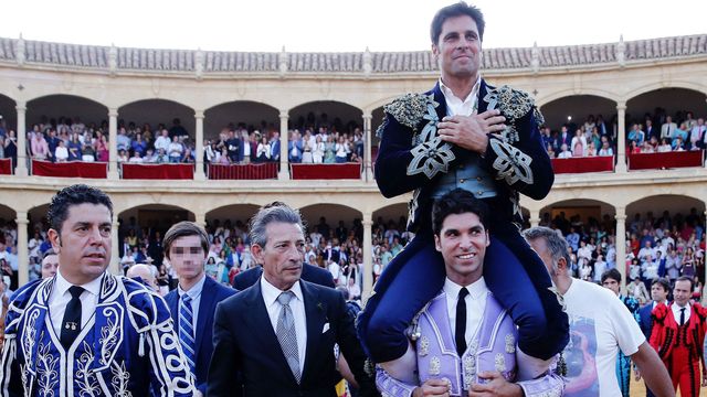 Francisco Rivera, a hombros de su hermano Cayetano en la tradicional corrida Goyesca de Ronda. (EFE/Jorge Zapata)