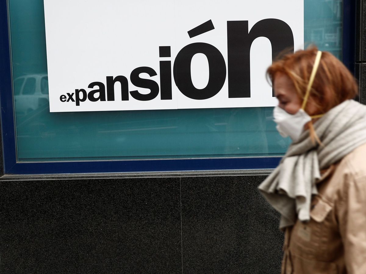 Foto: Una mujer camina frente a una sucursal bancaria. (EFE)