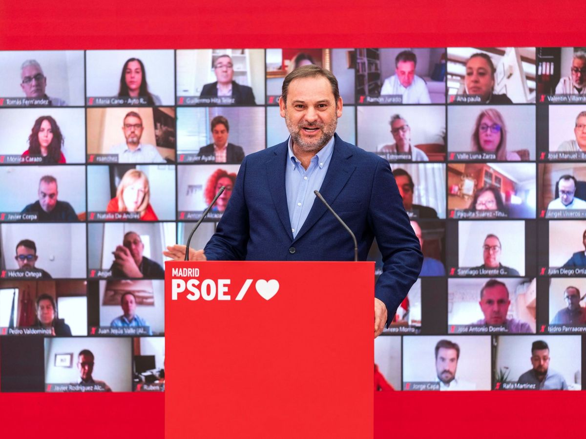 Foto: El secretario de Organización del PSOE y ministro de Transportes, José Luis Ábalos, participa en un encuentro telemático con alcaldes socialistas. (EFE)