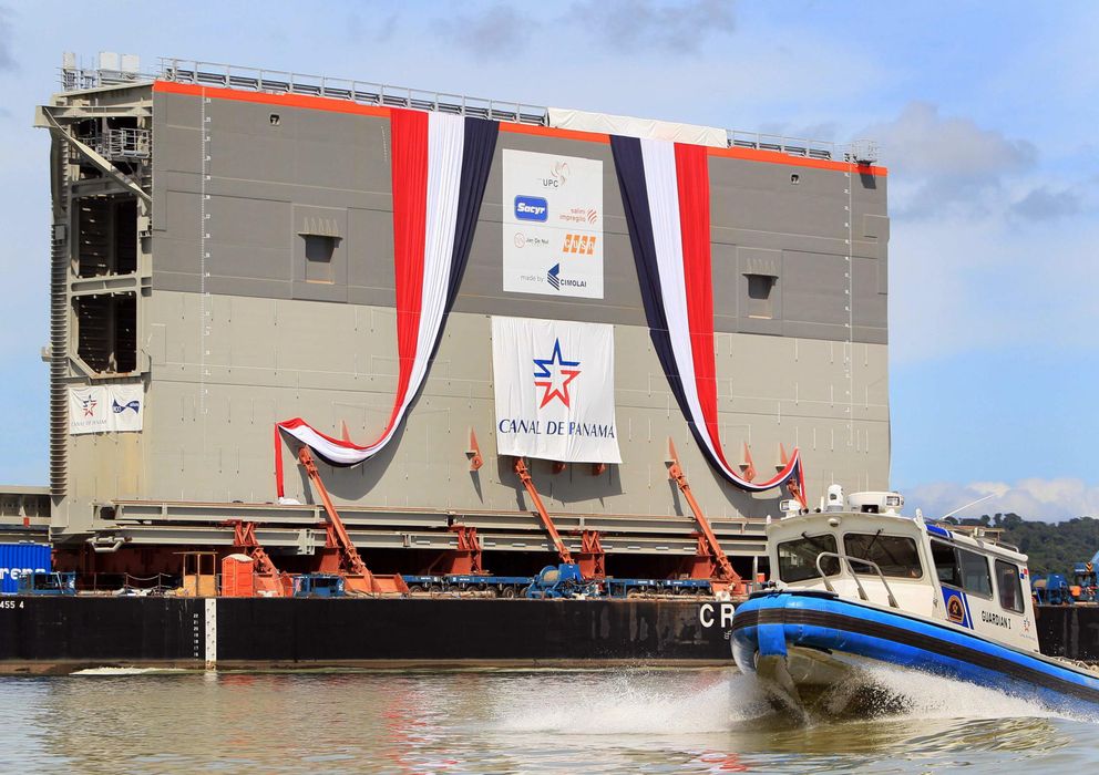 Foto: Remolcadores trasladan una de las compuertas que harán parte de las esclusas del proyecto de ampliación del Canal de Panamá. (EFE)