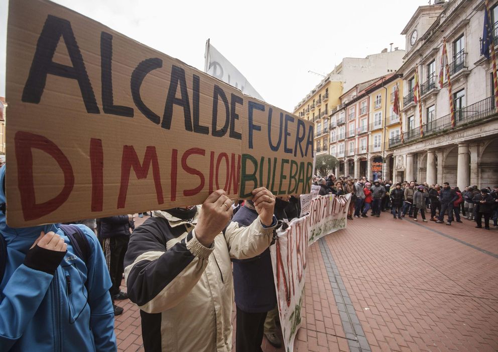 Foto: Manifestación en contra de la remodelación del Gamonal, ayer, frente al Ayuntamiento de Burgos. (Efe)