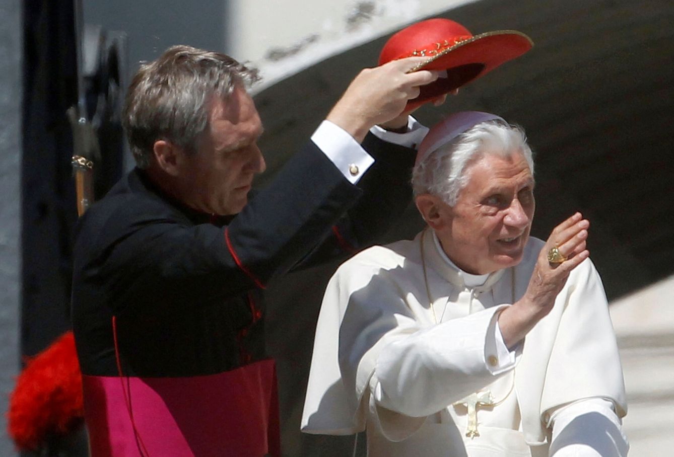 Georg Gänswein le ajusta el sombrero a Benedicto XVI a su llegada a la Plaza de San Pedro. EFE