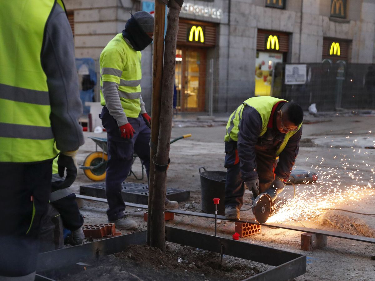Foto: Obreros trabajan en el centro de Madrid. (EFE/Eduardo Oyana)