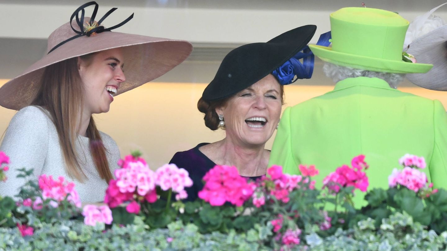 Sarah Ferguson y su hija, muy divertidas con la reina Isabel. (Gtres)