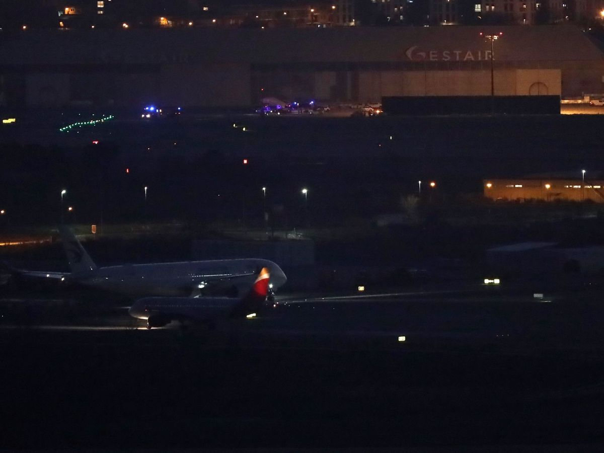 Foto: El avión de la aerolínea Air Canadá que ha pasado horas sobrevolando Madrid a causa de un problema técnico, en la pista tras efectuar un aterrizaje de emergencia. (EFE)