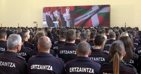 Foto: Los aspirantes de la 28 Promoción de la Ertzaintza, el pasado 9 de septiembre en Arkaute durante el acto académico de inicio de la formación. (EC)