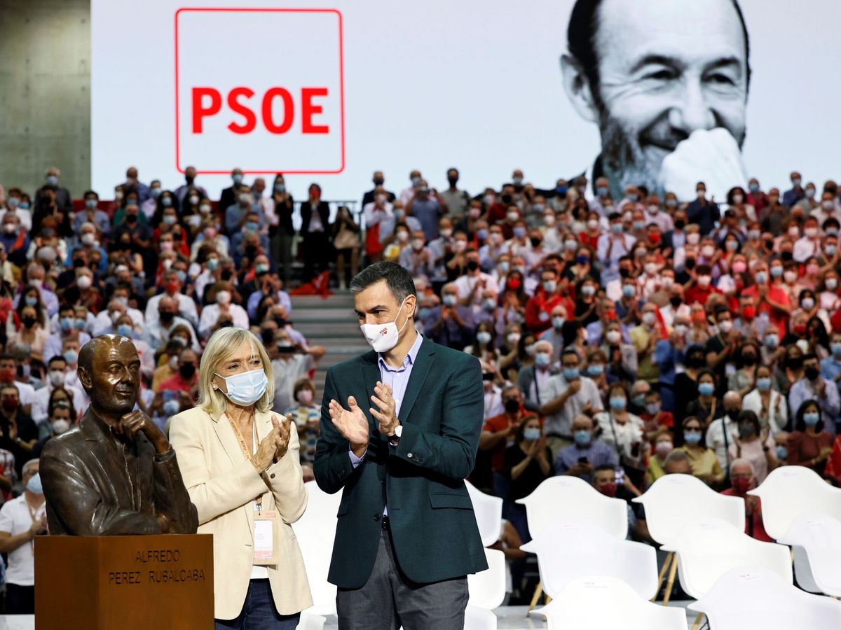 Foto: Pedro Sánchez, en el homenaje a Rubalcaba del congreso socialista. (EFE)