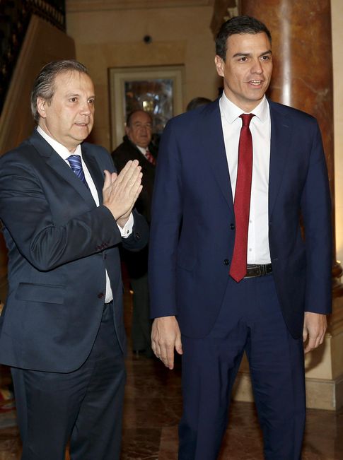 Foto: Antonio Miguel Carmona con Pedro Sánchez. (EFE).