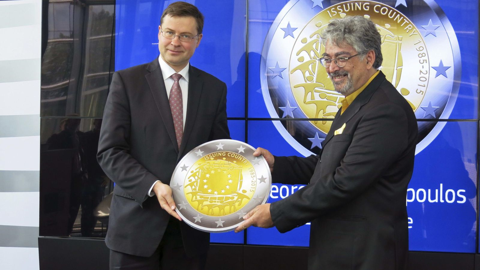 Foto: Una moneda diseñada por el Banco de Grecia gana en el aniversario de la bandera de la Unión Europea. (EFE)