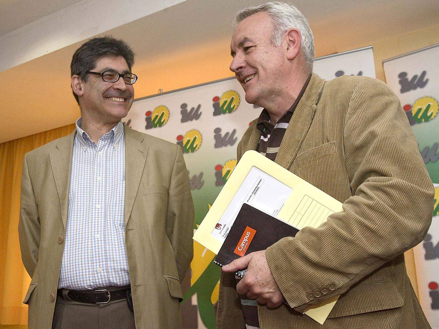 Fotografía de archivo del excoordinador general de IU Cayo Lara (d) y José Luis Pérez Tapias. (EFE)