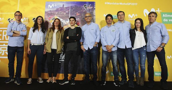 Foto: El equipo de Movistar MotoGP junto a Marc Márquez en la presentación de la programación de 2017 (Alejandro García/EFE)