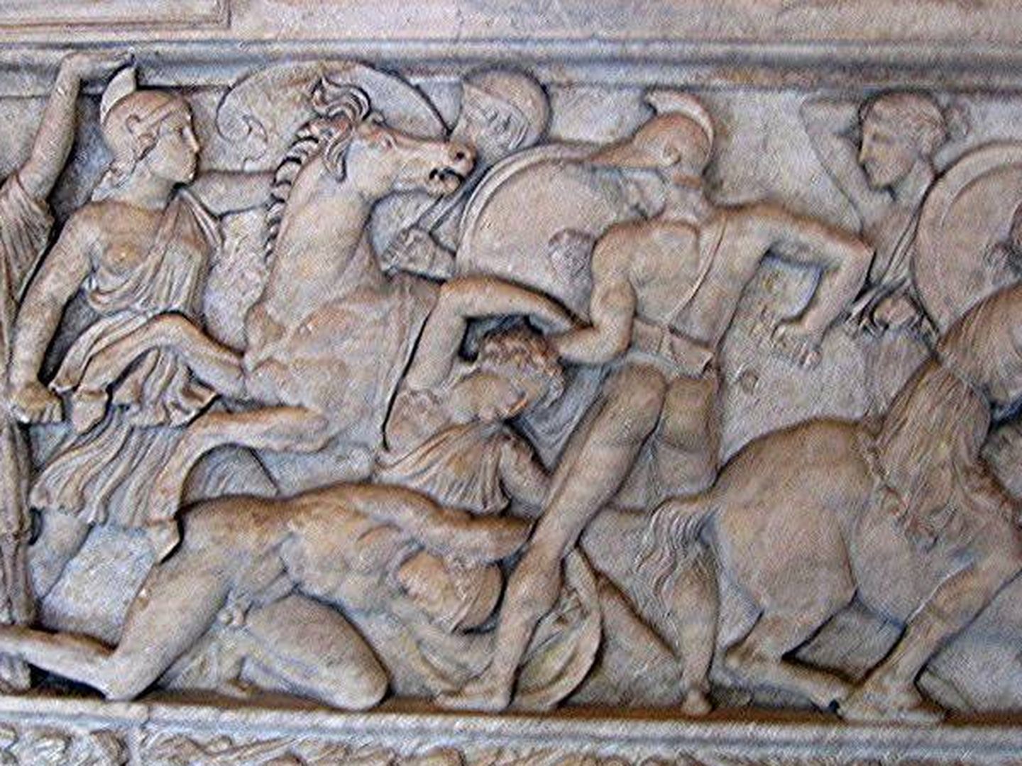 Lucha entre griegos y Amazonas hallada en un sarcófago. (CC/Wikimedia Commons)
