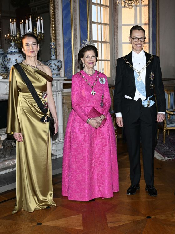 Alexander Stubb, presidente de la República de Finlandia, y su esposa Suzanne acuden a la cena de gala celebrada en el Palacio Real de Estocolmo. (EFE/Fredrik Sandberg)