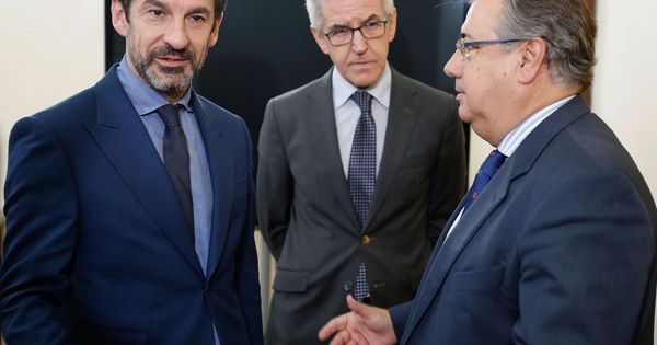 Foto: El ministro del Interior, Juan Ignacio Zoido (d), y el nuevo jefe de los Mossos, el comisario Ferran López. (EFE)