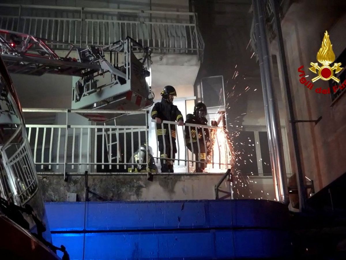 Foto: Bomberos trabajan en la extinción del incendio en el hospital de San Giovanni Evangelista. (Reuters)