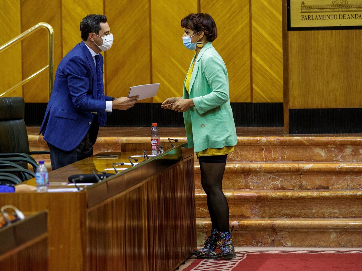 Foto: El presidente de la Junta, Juanma Moreno, recibe unas propuestas de resolución de manos de Teresa Rodríguez. (EFE)