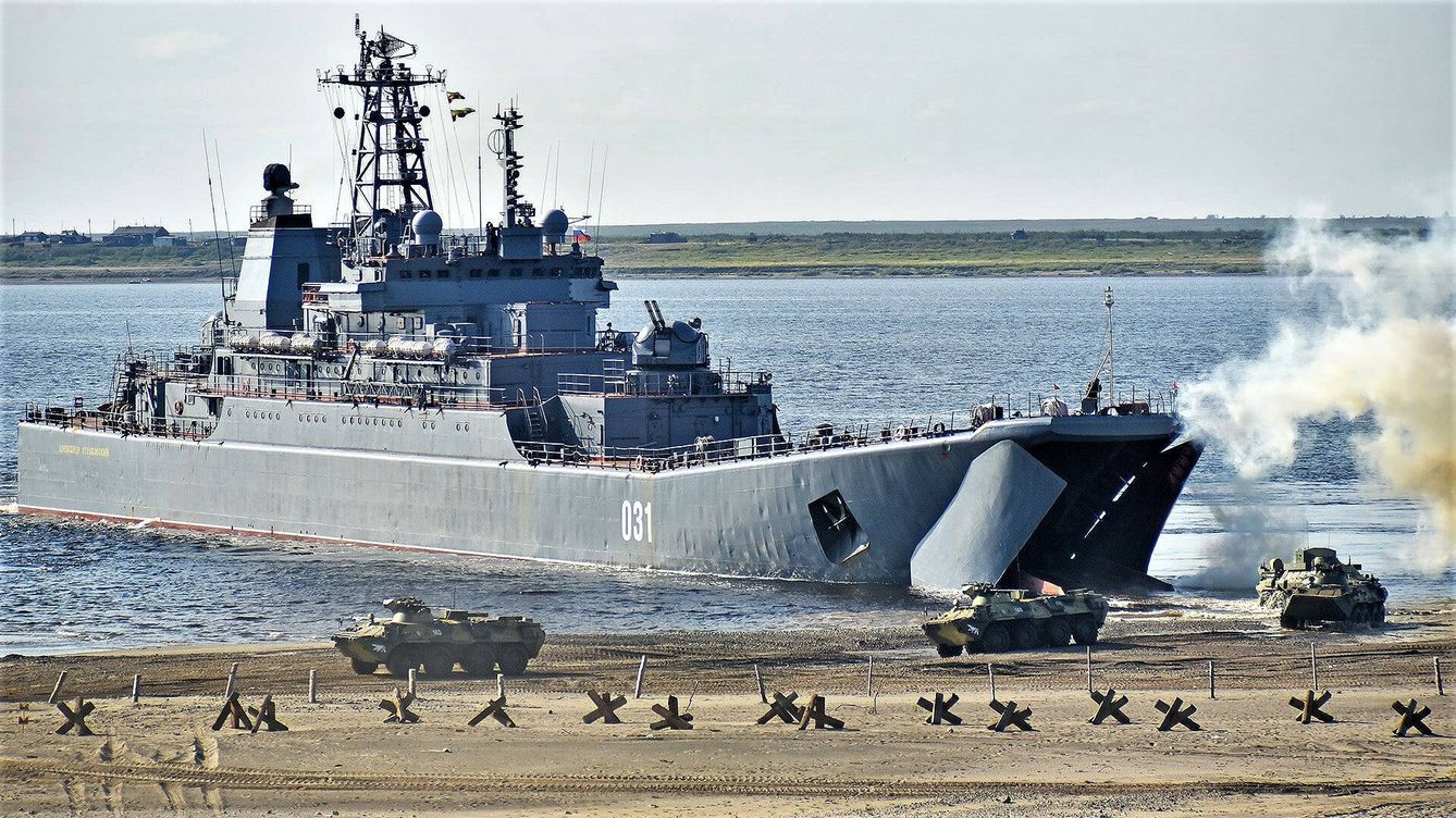 Foto: El buque de asalto anfibio Aleksandr Otrakovskiy, de la clase Ropucha, durante un ejercicio de desembarco. (Mil.ru)