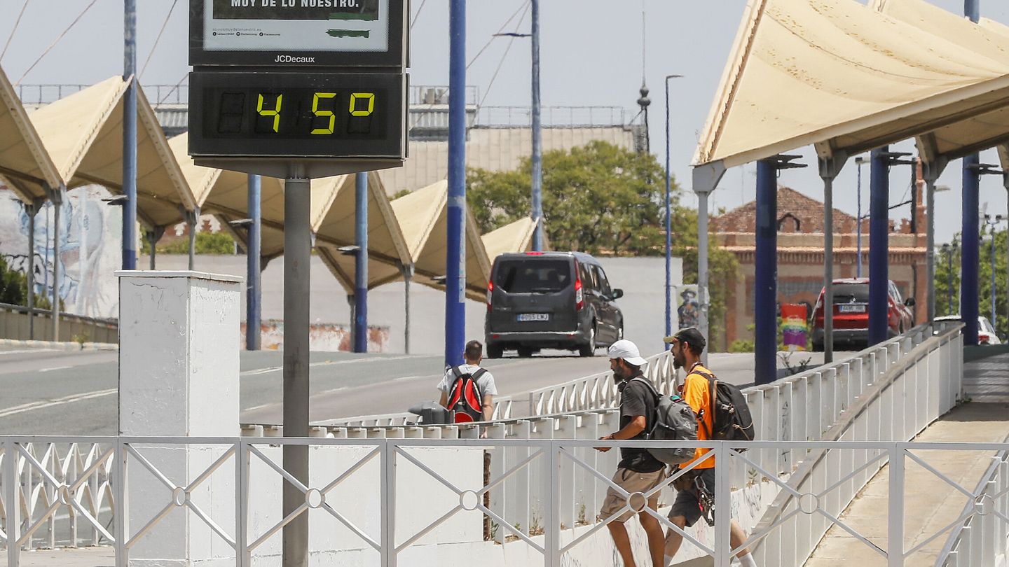 Un termómetro marca 45 grados en plena ola de calor en Sevilla. (EFE/José Manuel Vidal)