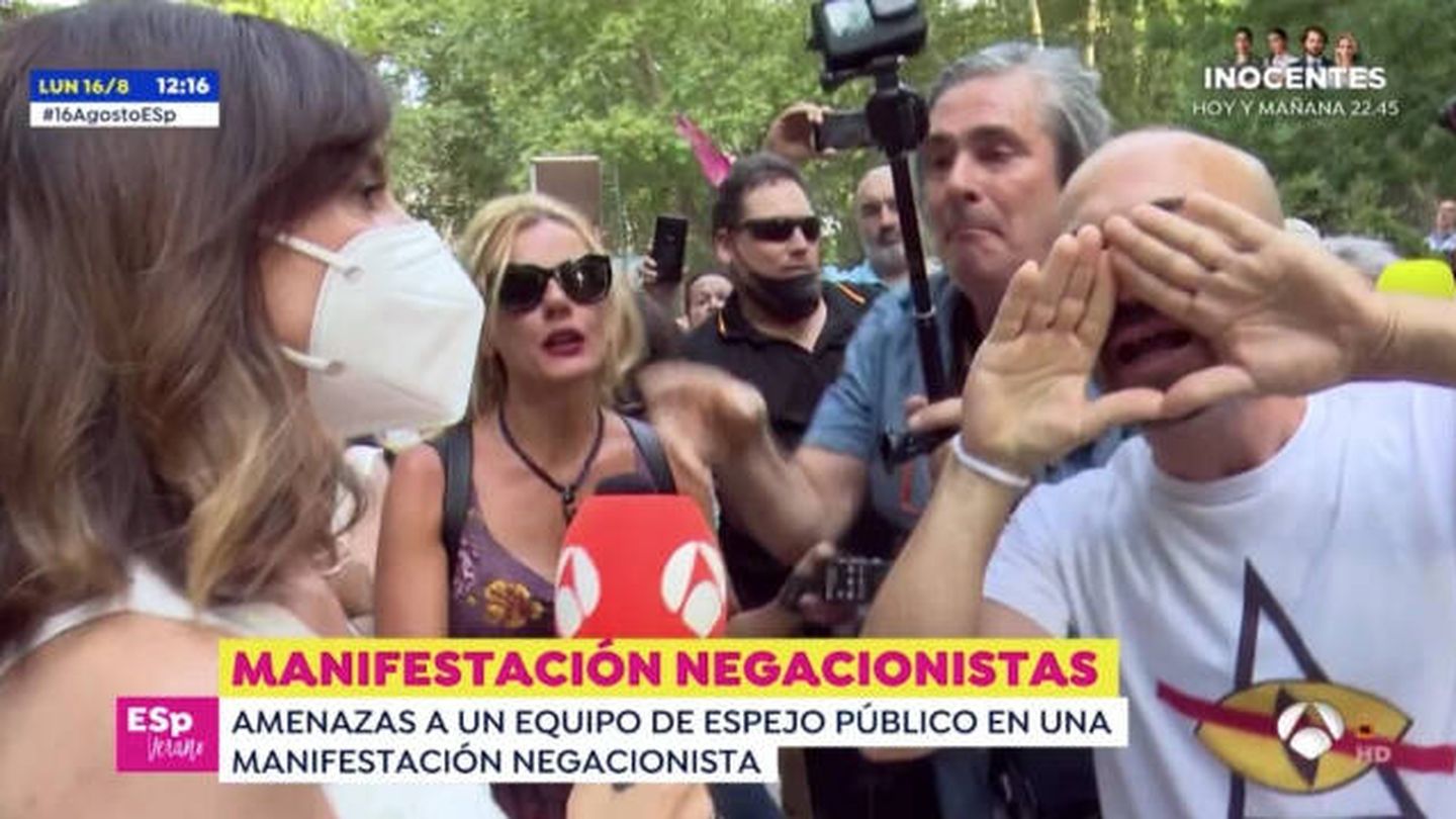 Reportera de 'Espejo público', acosada por un grupo de negacionistas. (Antena 3)