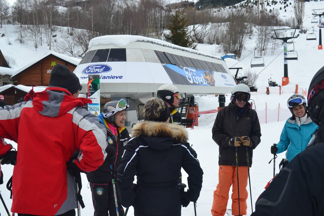 Un grupo de esquiadores atiende a las explicaciones de los embajadores de Cerler.