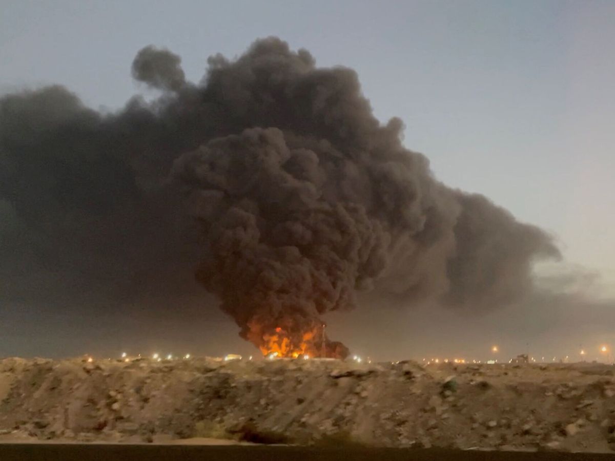 Foto: Ataque a las instalaciones de almacenamiento de petróleo saudí Aramco en Jeddah. (Reuters)