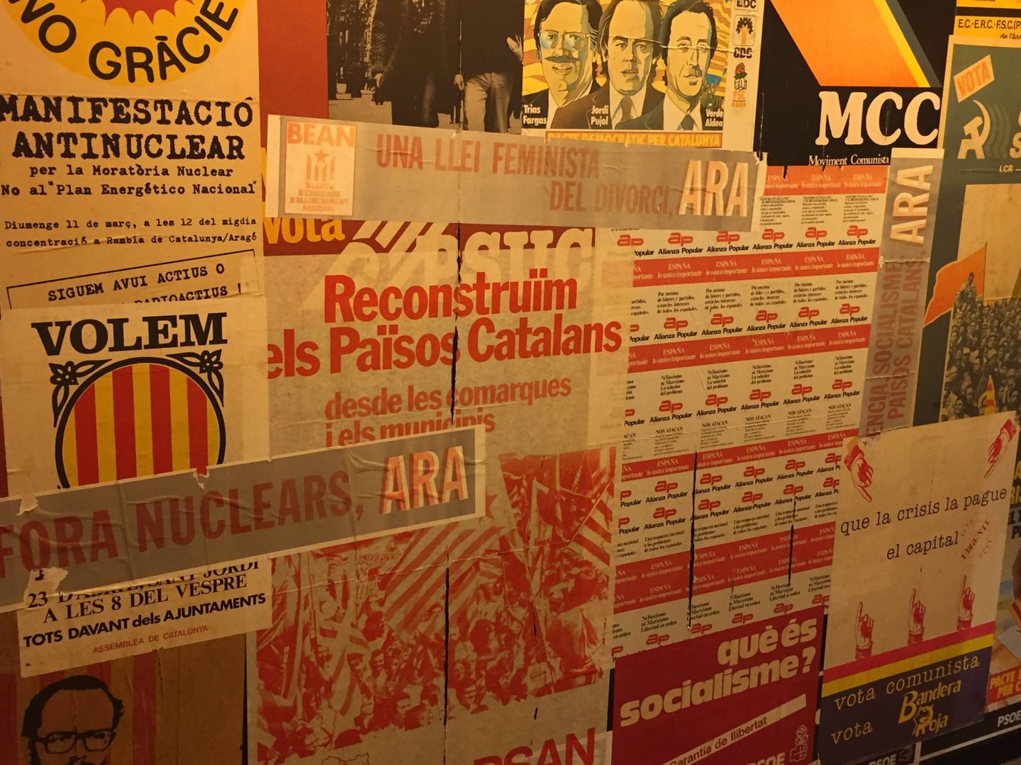 Mural con carteles de las últimas décadas en Cataluña. (Á.V.)