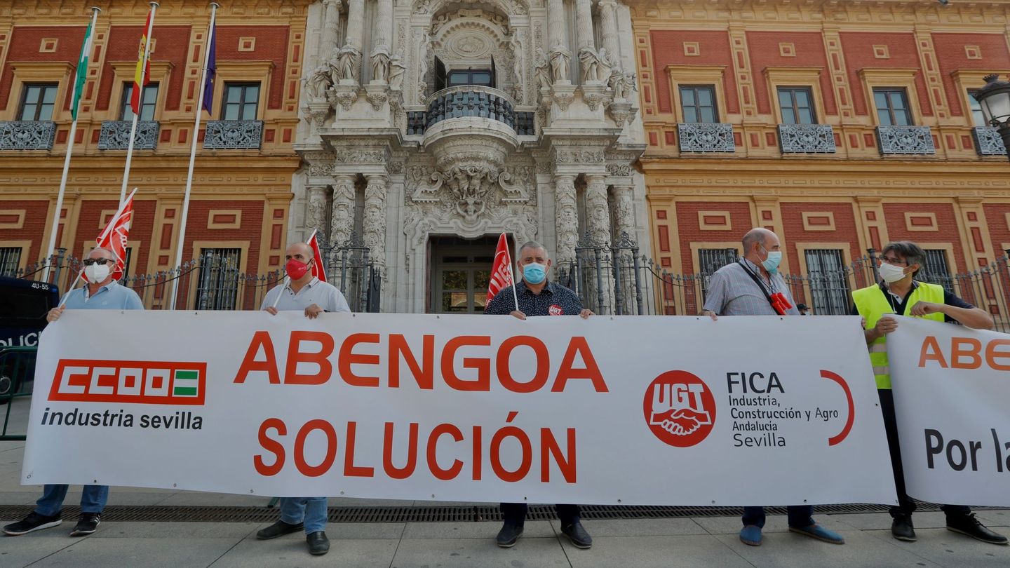 Protestas de los sindicatos pidiendo soluciones para Abengoa. (EFE)