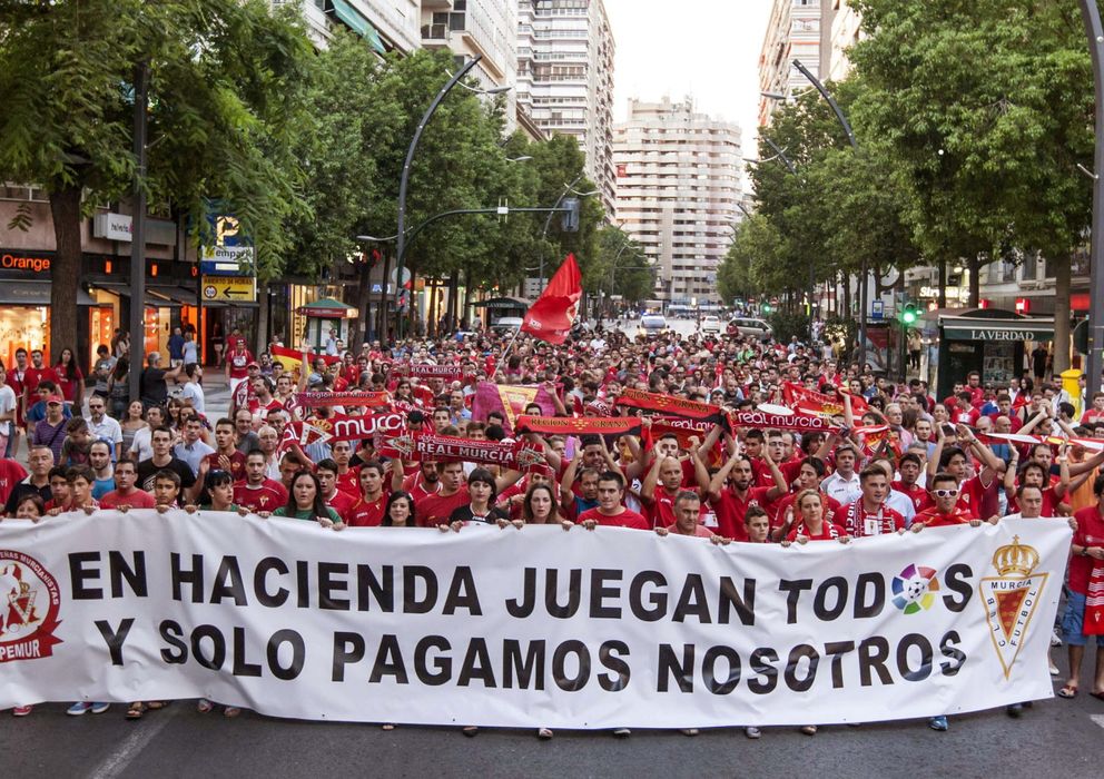 Foto: Mil aficionados del Murcia pidieron frente a Hacienda que se aplace el pago de la deuda.