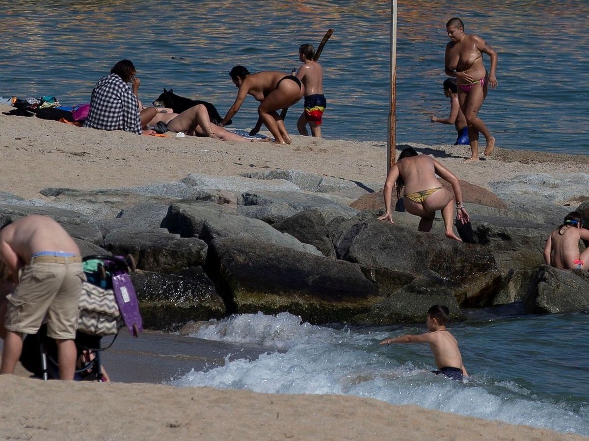 Foto: Numerosas personas disfrutan de la playa de El Masnou (Barcelona) este martes (EFE)