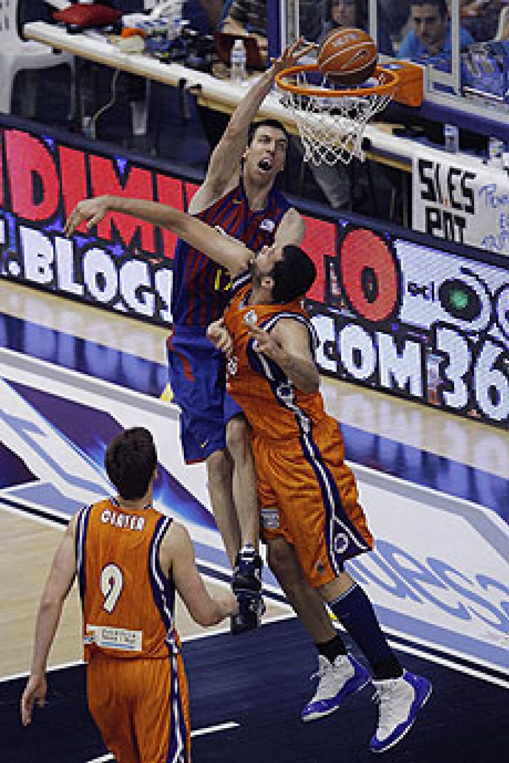 Foto: El Barcelona devuelve el golpe al Valencia Basket y deja la eliminatoria 2-1 a su favor