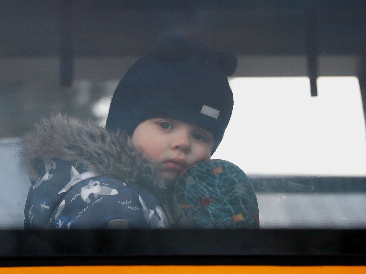 Foto: Un niño mira a través de una ventana mientras viaja en autobús hasta Hungría (Reuters/Szabo)