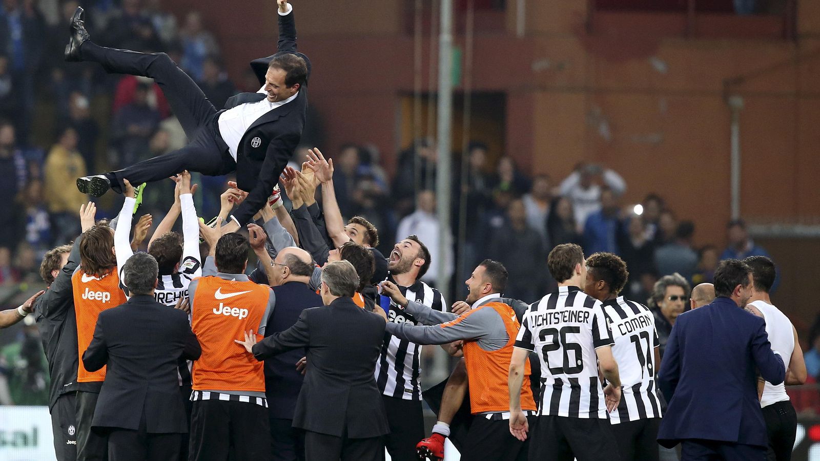 Foto: Allegri es manteado por sus jugadores tras ganar el Scudetto (Reuters).