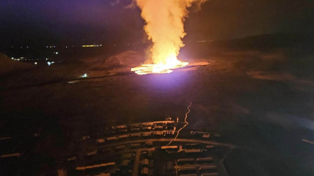 Una nueva erupción volcánica en Islandia obliga a evacuar la localidad de Grindavik 