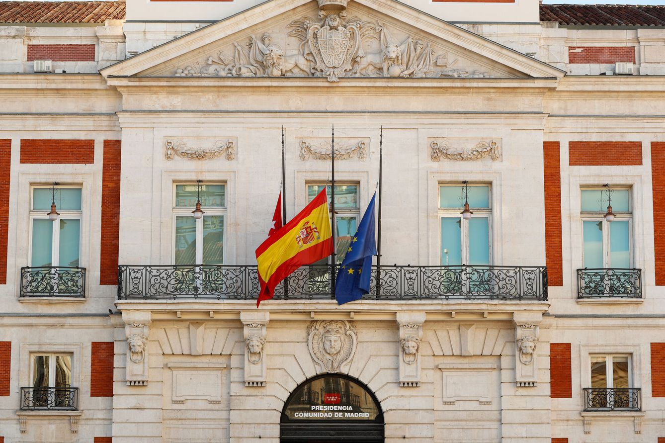 Las banderas madrileña, española y de la UE ondean a media asta en la fachada de la Real Casa de Correos, sede del Gobierno regional de Madrid por el fallecimiento de la reina Isabel II de Inglaterra. (EFE Luis Millán)