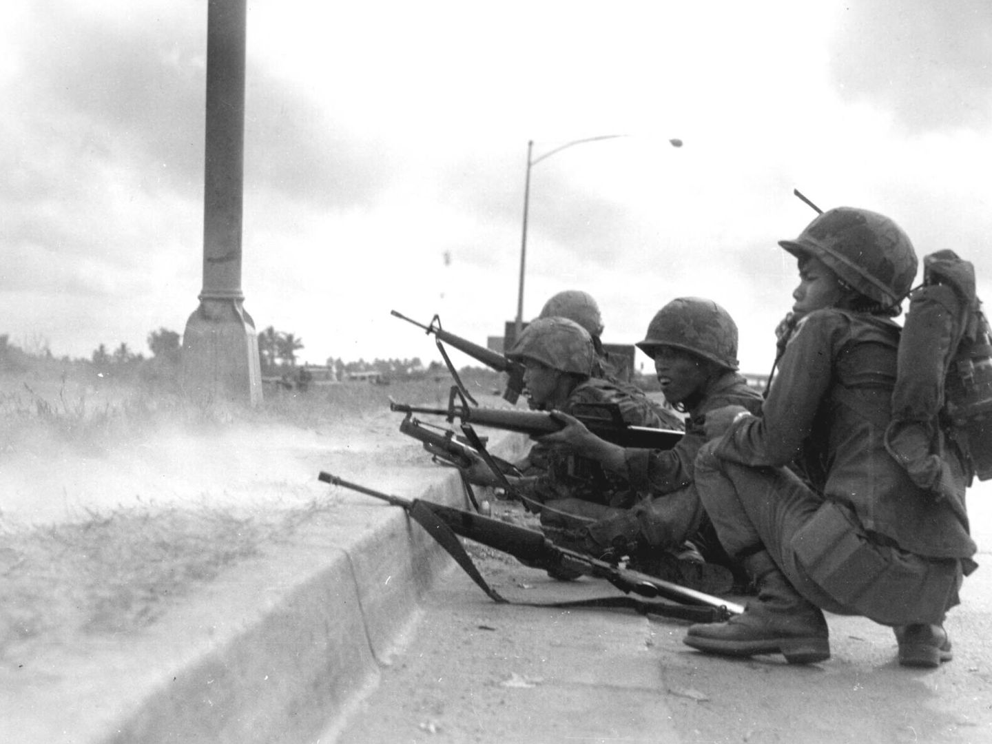 Soldados survietnamitas defendiendo Saigón durante la ofensiva.