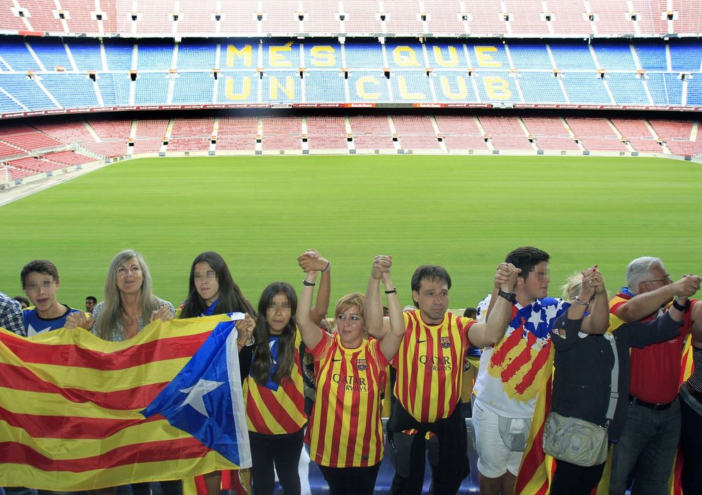 Foto: Varias personas congregadas en el interior del Camp Nou participan en la cadena humana por la independencia. (EFE)