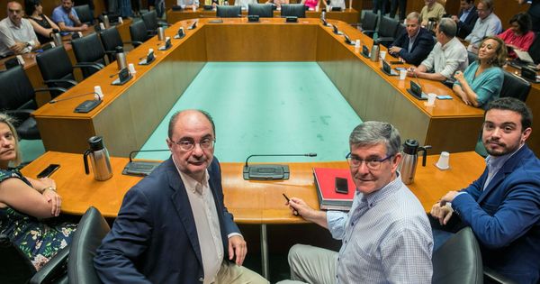 Foto: El presidente de Aragón, Javier Lambán (i), al inicio de la reunión con su grupo socialista en Zaragoza, este 5 de julio. (EFE)
