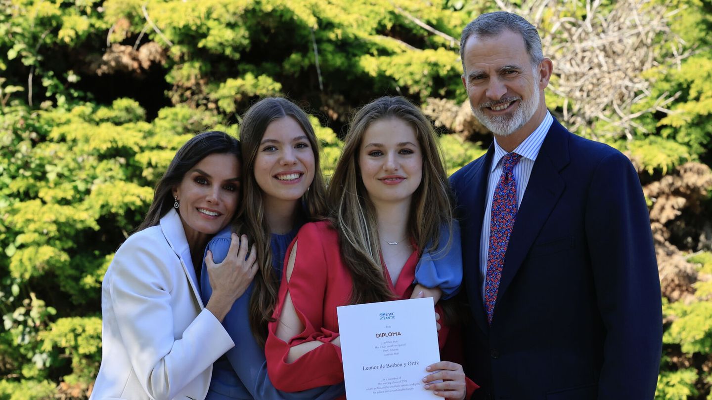 Los reyes Felipe y Letizia, Sofía y Leonor, en la graduación de esta última. (EFE/Casa Real/Francisco Gómez) 