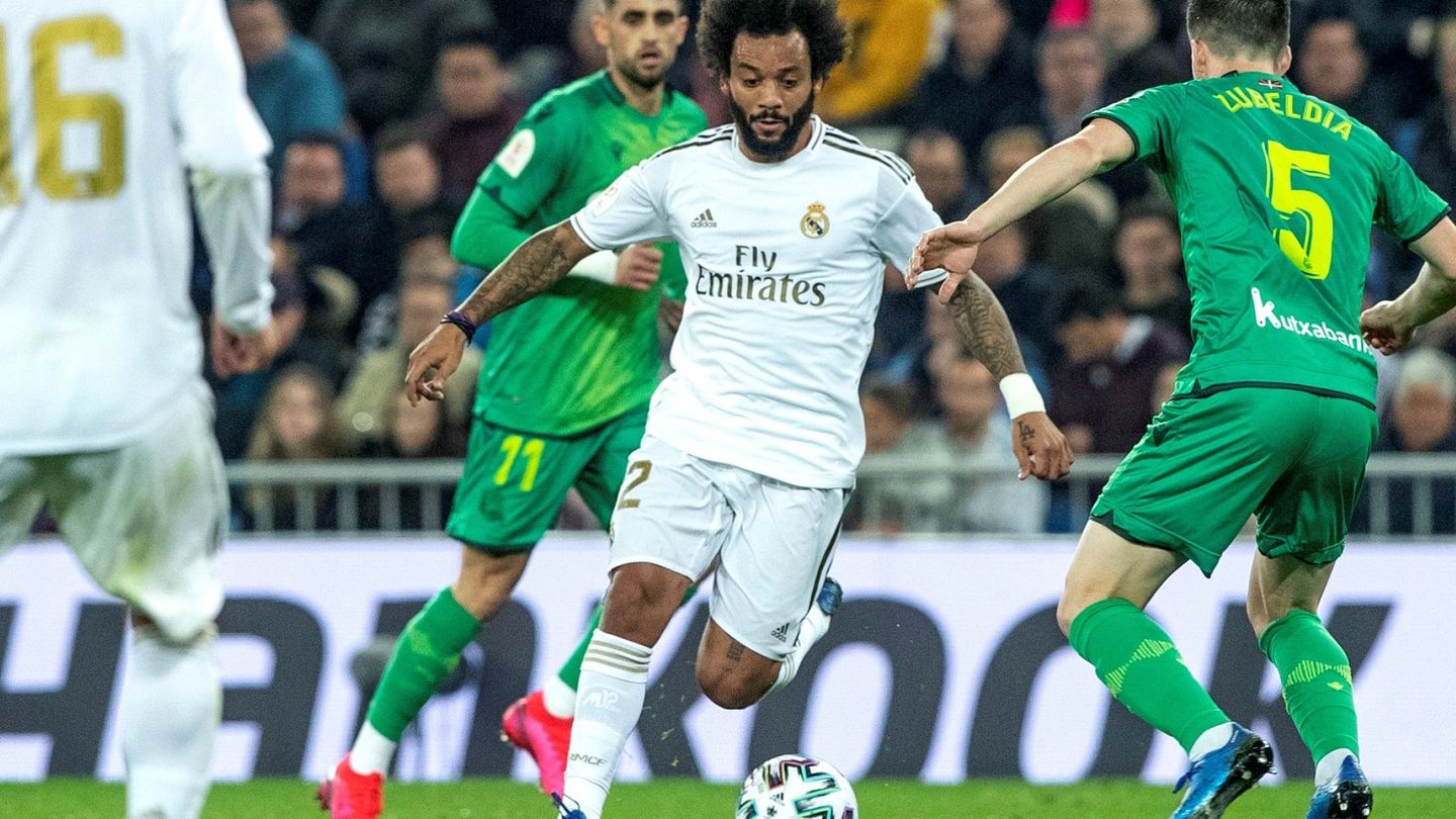 Marcelo se enfrenta a Zubeldia en el Bernabéu. (Efe)
