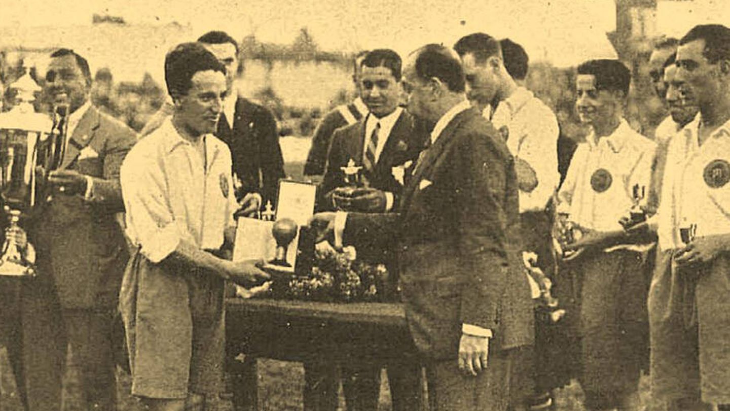 Félix Quesada, defensa del Real Madrid, recibe el Balón de Oro en 1925.