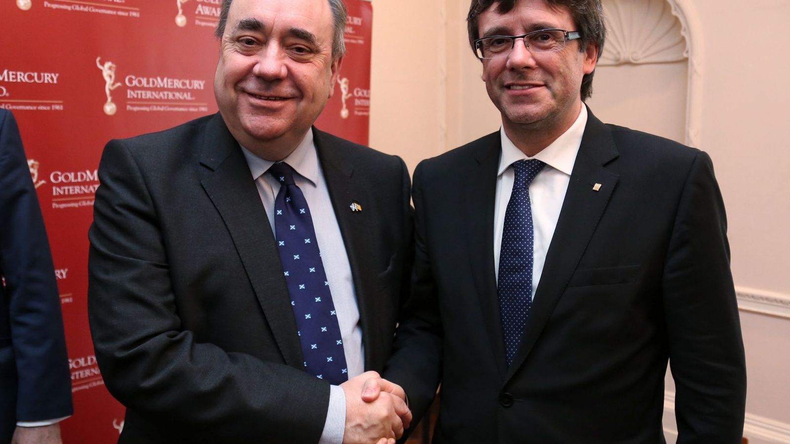 Foto: El presidente de la Generalitat, Carles Puigdemont (d), durante la reunión con el ex primer minsitro de Escocia, Alex Salmond. (EFE)