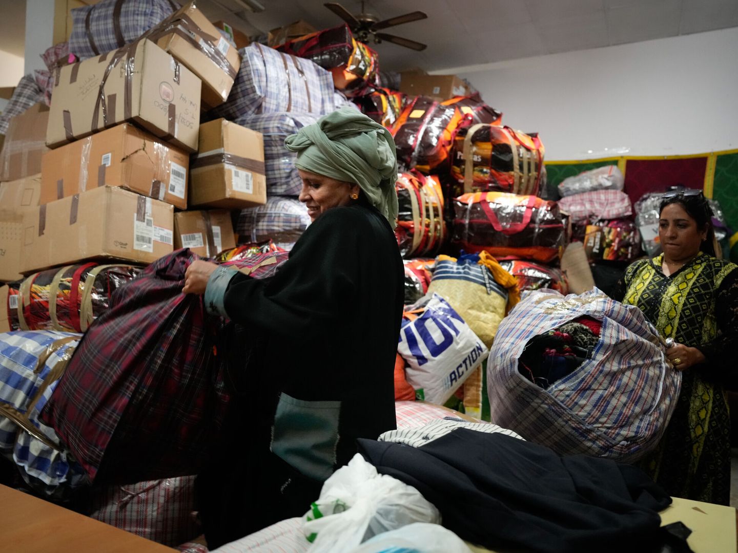 Ayuda para los afectados por el terremoto en Marruecos. (EFE/Enric Fontcuberta)