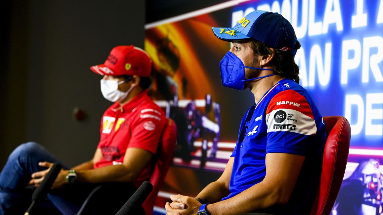 Foto: Fernando Alonso, junto a Carlos Sainz en la rueda de prensa oficial del GP de España.