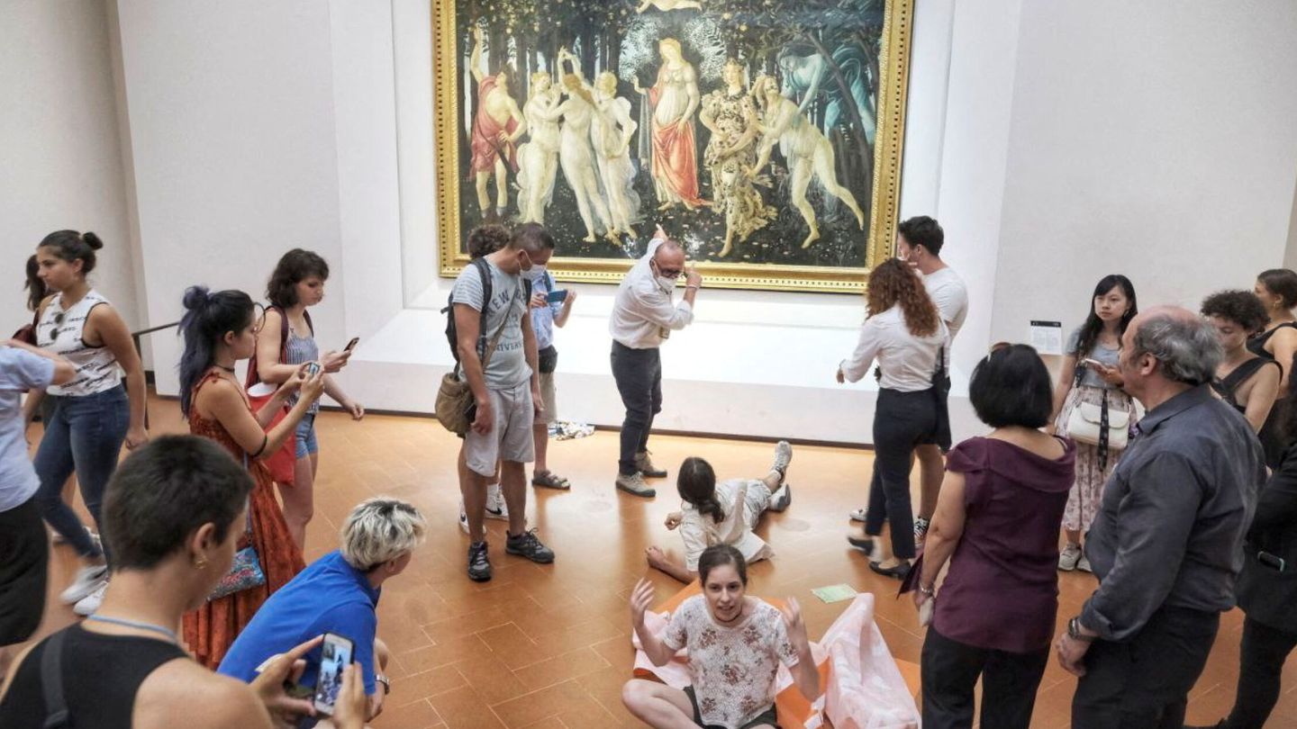 La protesta ante el cuadro de Botticelli de 'Ultima Generazione' el pasado julio. (Reuters)